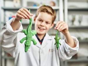 Barn med pedagogiska leksaker