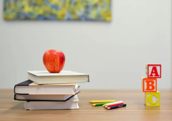 Skoleböcker med eple