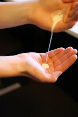 Slim av majsmjöl-experiment för barn