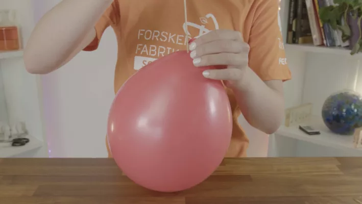 Vi sticker grillspett i en ballong-experiment-for-barn