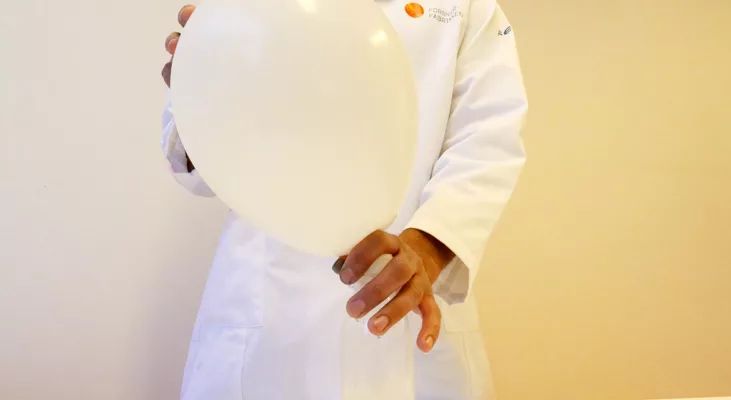 kemisk ballonguppblåsning-experiment för barn